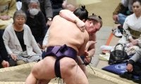 物言いの末、安青錦が勝った　粂川審判長の見解は「先に義ノ富士の体がなくなった」