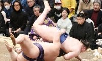 安青錦　執念で逆転の首投げ　義ノ富士に一方的に押し込まれ「これしかない。体が勝手に反応した」　高須院長の前で連勝発進