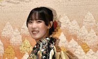 馬場咲希が黒と金の振り袖姿「すごくキラキラ」袖に紅葉や雲、帯に不死鳥「二十歳のつどい」参加