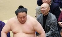 俳優高橋克実が国技館で相撲観戦「目立つなー！」「気になってしょうがない」