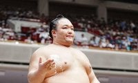 朝乃山が大関経験者対決を制して２勝１敗と白星先行　節目で立ちはだかってきた難敵御嶽海を破る