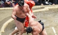 館内騒然　伯乃富士が土俵から落ち顔面強打で立ち上がれず→物言いで同体、取り直し→今度は土俵際で逆転負け