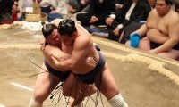横綱・豊昇龍が初黒星　新鋭の義ノ富士に金星配給