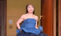 佐久間朱莉　ゴージャスなドレスで登場！　年間女王祝勝パーティーで　樋口久子氏「素晴らしい選手」