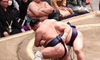 結びで波乱、座布団が舞う　平幕義ノ富士に横綱豊昇龍が金星配給　横綱大の里、大関琴桜、安青錦は３戦全勝