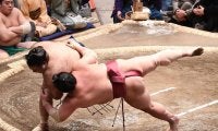 大相撲　まるで一本背負いに館内騒然！高安が逆転のかいなひねり決める「思い切って投げました」確かな記憶力も披露