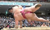 高安の２勝目は腕ひねり　３６歳・うま年は馬力全開　「２０１０年秋場所幕下優勝６番相撲以来かな」