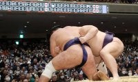横綱豊昇龍が痛恨の初黒星…付け人に「×」マークで取材応じず、険しい表情