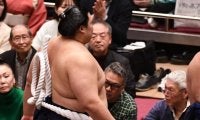 大相撲　花道脇で観戦の人気俳優にファン好感　十両から真剣な眼差し→金星に満面笑みで拍手「楽しそうｗ」「驚きニコニコしてる高橋克実もよすぎ！」