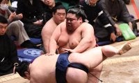 大相撲　合計８４歳の元関取対決、鳰の湖が初日「ああいう人に勝てたのは感慨ぶかい」