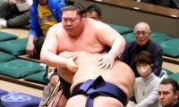 体重２０６キロの新十両・一意が初白星　剣翔との“２００キロ超対決”制す
