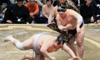 友風が阿炎にはたき込まれて３敗目　７年ぶりの対戦に「わかっていても（はたき込みを）食ってしまう」