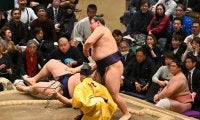 義ノ富士が大の里にも勝利で２日連続の金星　通算３個目　対大の里２戦２勝