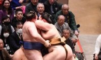 波乱の４日目、１横綱２大関が初黒星　大の里は義ノ富士に完敗、義ノ富士は２日連続金星　新大関安青錦は王鵬に、琴桜も一山本に敗れる　全勝は霧島、欧勝馬、阿炎