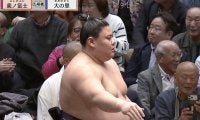 「2日でなんぼ稼いだんや」「ごっつい懸賞金」2日連続で横綱撃破の24歳力士、両手に抱えた“分厚いご褒美”に熱視線「懸賞金がもう箱みたいに…」