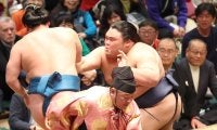 十両・藤凌駕が２勝目　兄弟子の藤青雲に力水をつける「お互いに水をつけられて良かった」