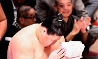 義ノ富士　連日金星！懸賞合計１１１本！！８．６秒で６６６万円荒稼ぎ　２０年初場所の妙義龍以来　大の里裏返し「最高」