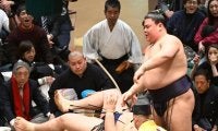 大相撲　義ノ富士の着物姿が「オシャレだなぁ」色鮮やかなオレンジにキリリ表情が絶妙にマッチ　国技館入りを相撲協会が公開