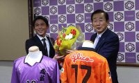 【サッカー】清水などでプレーした河井陽介さんが藤枝市長に引退あいさつ　藤枝東の１０番背負い全国高校選手権で準優勝　