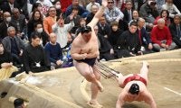 横綱・大の里が土俵際で突き落とし１敗守る　八角理事長「あの動きはなかなかできない」