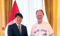 岡本和真がカナダ大使館を訪問　マッケイ駐日大使「一打一打が楽しみ」