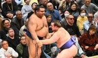 新大関安青錦、元大関高安のかちあげに動じず完勝　解説の境川親方「普通の力士なら…」