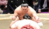横綱の豊昇龍と大の里、いずれもはたき込みで１敗守る　欧勝馬が敗れ、全勝は平幕の阿炎１人