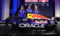 レッドブルが2026年型マシンのカラーリングを初披露　フォード提携で“原点回帰”　角田裕毅は登壇せず