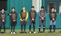 阪神　ドラ１立石ら新人選手や大山、高寺などがＳＧＬスタジアムで黙とう　阪神・淡路大震災から３１年　スタンドのファンも黙とうをささげる