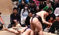 霧島の「激励の胸ぽん」に反響　大熱戦演じた義ノ富士の健闘をたたえる姿にＳＮＳ「やるね」「両者、素晴らしい！！」