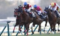 【カーバンクルS】9歳馬ウイングレイテストが混戦を制する