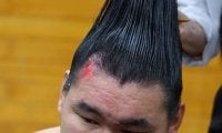 おでこがズルリ赤むけの豊昇龍「髪の毛また薄くなっちゃった」と苦笑　４年前の初場所でも同じ内容、取り直しで勝利