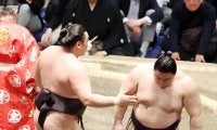 霧島、勢いに乗る義ノ富士に読み勝ち「結構危なかったけど勝てて良かった」優勝争い首位に並ぶ