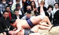平幕・伯乃富士が取り直しの末、横綱・豊昇龍に敗れる　最初の一番は「横綱の手が先につくのがみえた。勝ったと思った」