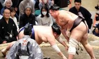 朝乃山　全勝・阿炎を撃破し首位に１差ぴたり追走　同じ３１歳同士「今度は幕内上位で戦いたい」