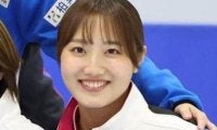 「とてもお美しいですね」　五輪代表の女子カーラーが大きな花束抱え「いつもありがとうございます」と応援に感謝　ＳＮＳ「可愛すぎる♥♥♥」