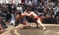 勢い余った力士が親方にヒップアタック 熱戦が生んだ珍事 館内騒然の光景に元横綱・若乃花「大丈夫かな？」