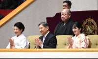 大波乱の天覧相撲　天皇、皇后両陛下、愛子さまも笑顔で拍手を送り続ける　館内の声援に応じる様子も