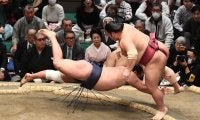 ６年ぶり天覧相撲で２横綱２大関が全滅の大波乱　大の里は伯乃富士に完敗　顔しかめ左肩気にする姿　豊昇龍は大栄翔に苦杯、新大関安青錦は霧島との１敗対決に敗れる　霧島、阿炎が１敗並走　館内騒然