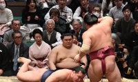 天覧相撲で横綱、大関がまさかの全滅　国技館では史上初　横綱豊昇龍「全員負けじゃねーか！」自身敗戦直後に大の里も敗れ驚く　粂川審判長もあ然「びっくりした」