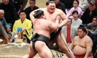 関脇霧島と前頭の阿炎が１敗を守る「２横綱２大関」“全滅”の異例展開で２敗に８人が並ぶ激戦に