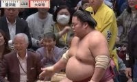 大栄翔が豊昇龍から金星 「高級焼肉300回くらい行けます」受け取った分厚すぎる懸賞金に名物実況が驚き \