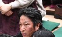 「見たことある顔だと思ったら」青学大・原監督が美穂夫人と相撲観戦　大物落語家も２０歳下妻と中継に映り込む