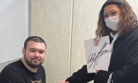 新日本プロレス・ウルフアロン、後楽園ホール大会前にデビュー後、初のサイン会「書けるだけ書きますよ」