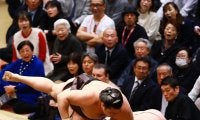 霧島が勝ち越し一番乗り　珍しい決まり手「さかとったり」に「初めて聞きました」