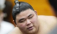 伯乃富士、相手の指が目に入りコンタクト取れる不運…天覧相撲で同じく金星の大栄翔に敗れる