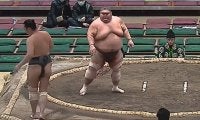一体、どうした？ 力士が後ずさって自ら土俵の外へ… 勝った力士も驚いた様子で二度見