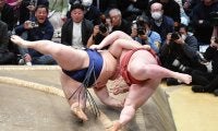 館内騒然　横綱大の里が痛恨３連敗　取り直しの末に熱海富士に苦杯で４敗目　豊昇龍は連敗ストップ　霧島敗れ１敗消える　２敗に５人でＶ争い大混戦