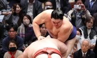 大の里が３連敗　左肩痛を押しての出場も、取り直しの末、熱海富士に敗れる