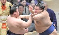 関脇・高安、義ノ富士を突き出して７勝目　トップと１差で残り５日「ベストを尽くして持てる力を出し切りたい」